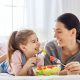 אבות המזון ואימהות ההרגלים: 7 כללי היסוד להקניית הרגלי אכילה בריאים ומאוזנים לילדים