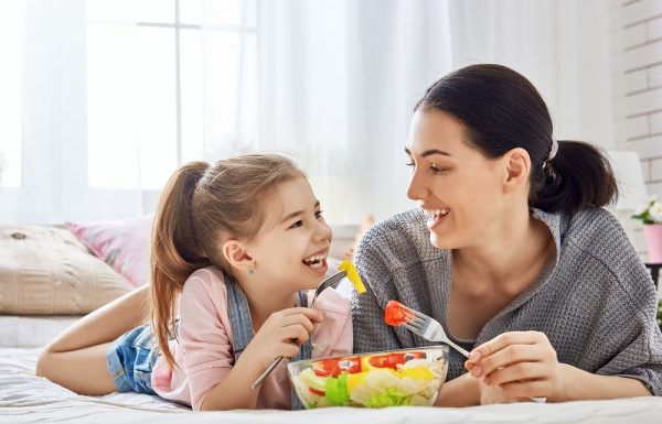 אבות המזון ואימהות ההרגלים: 7 כללי היסוד להקניית הרגלי אכילה בריאים ומאוזנים לילדים